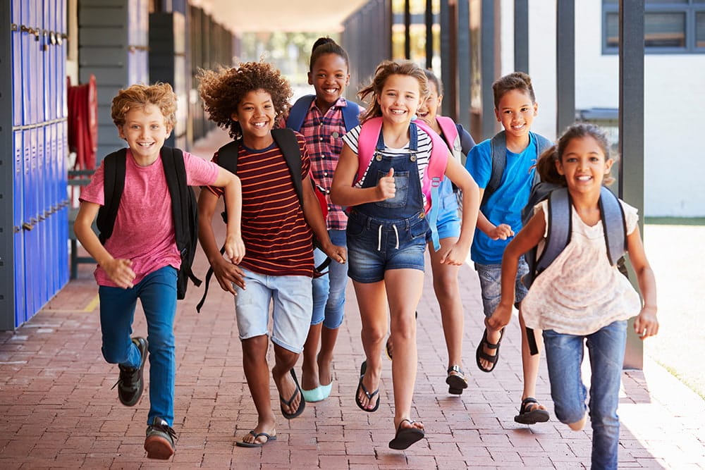 Laufende Kinder in Schule