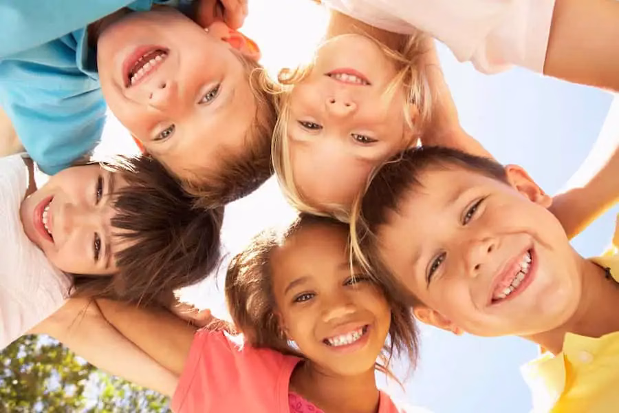 Lächelnde Kinder im Kreis - Kinderschutzbund Leverkusen